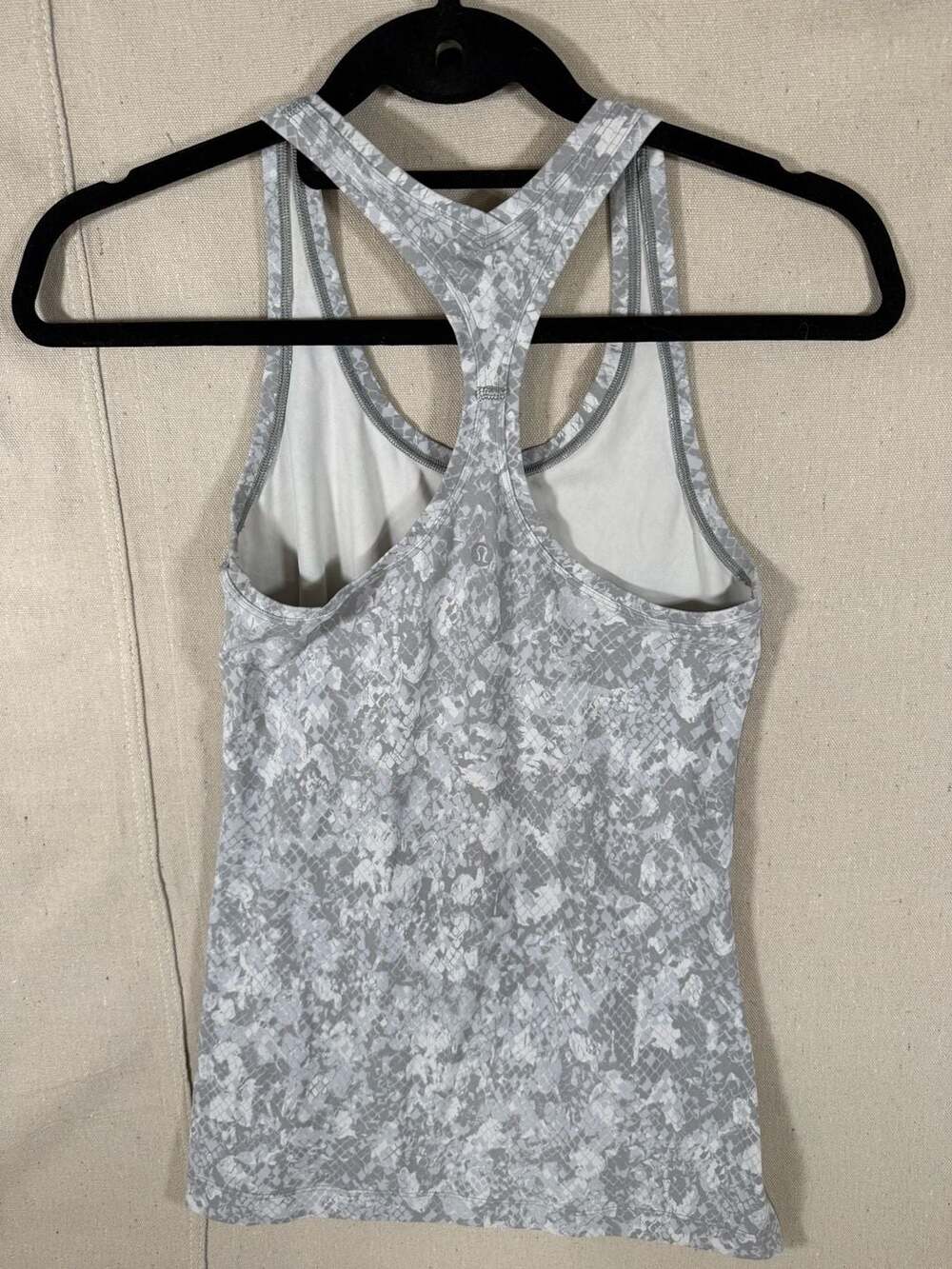 Lululemon Cool Racerback Short Tank Nulu in Hideaway Camo White Starlight - Picture 2 of 3
